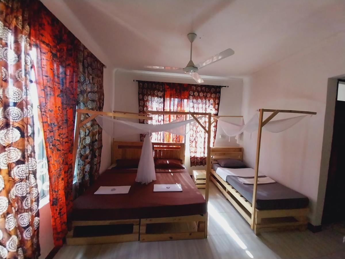 L&J Modern Backpackers Kigamboni Beach House Bed & Breakfast Dar es Salaam Ngoại thất bức ảnh