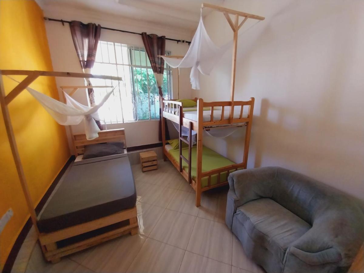 L&J Modern Backpackers Kigamboni Beach House Bed & Breakfast Dar es Salaam Ngoại thất bức ảnh